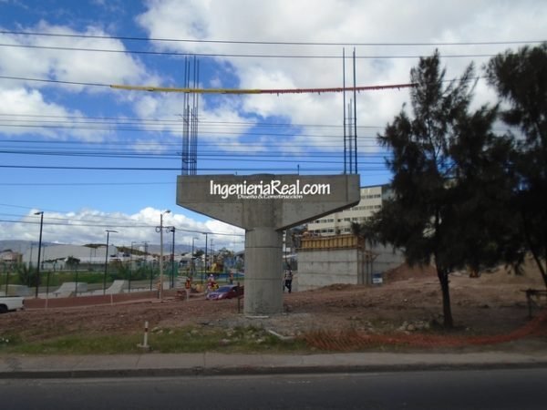 Pila de concreto construida en la mediana del Anillo Periférico