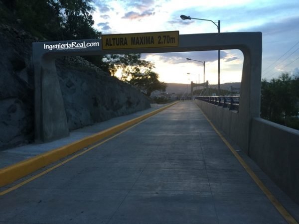 Acceso al Puente Altos del Trapiche con señal de altura máxima de 2.70 metros