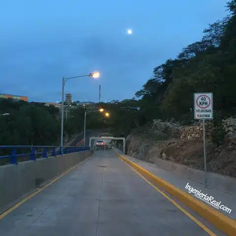 Calzada iluminada del Puente Altos del Trapiche al anochecer