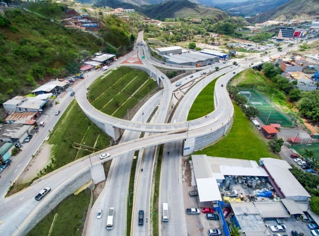 Vista aérea de un intercambiador vial curvo en Tegucigalpa con varios pasos a desnivel y tráfico vehicular