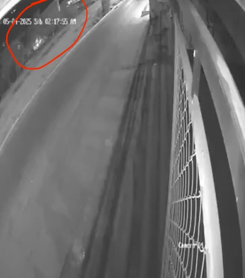 Camión pesado circulando por una rampa curva del puente antes del colapso, con el tramo señalado en rojo